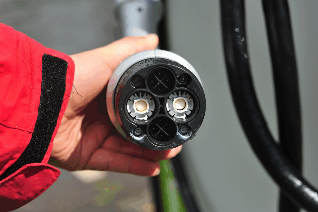 CHAdeMO plug